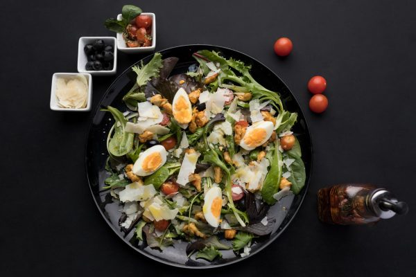 Emincé de poulet avec olives,tomates cerises et salade fraîche