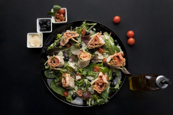 Salade fraîche au parmesan, jambon, tomates et parmesan