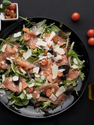 Salade composée de roquette, parmesan et saumon
