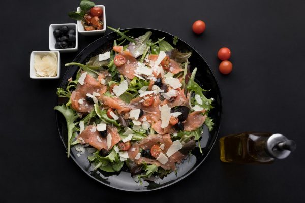 Salade composée de roquette, parmesan et saumon